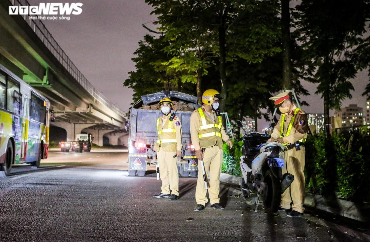 Đến tối 8/6, Đội CSGT số 6 triển khai lực lượng tuần tra, kiểm tra xử lý những tài xế ô tô chở vật liệu xây dựng quá tải, làm rơi vãi, gây ô nhiễm môi trường và tiềm ẩn nguy cơ tai nạn giao thông. Tất cả các xe tải chở vật liệu xây dựng đang hoạt động trên tuyến đường Phạm Văn Đồng đều bị lực lượng chức năng kiểm tra.