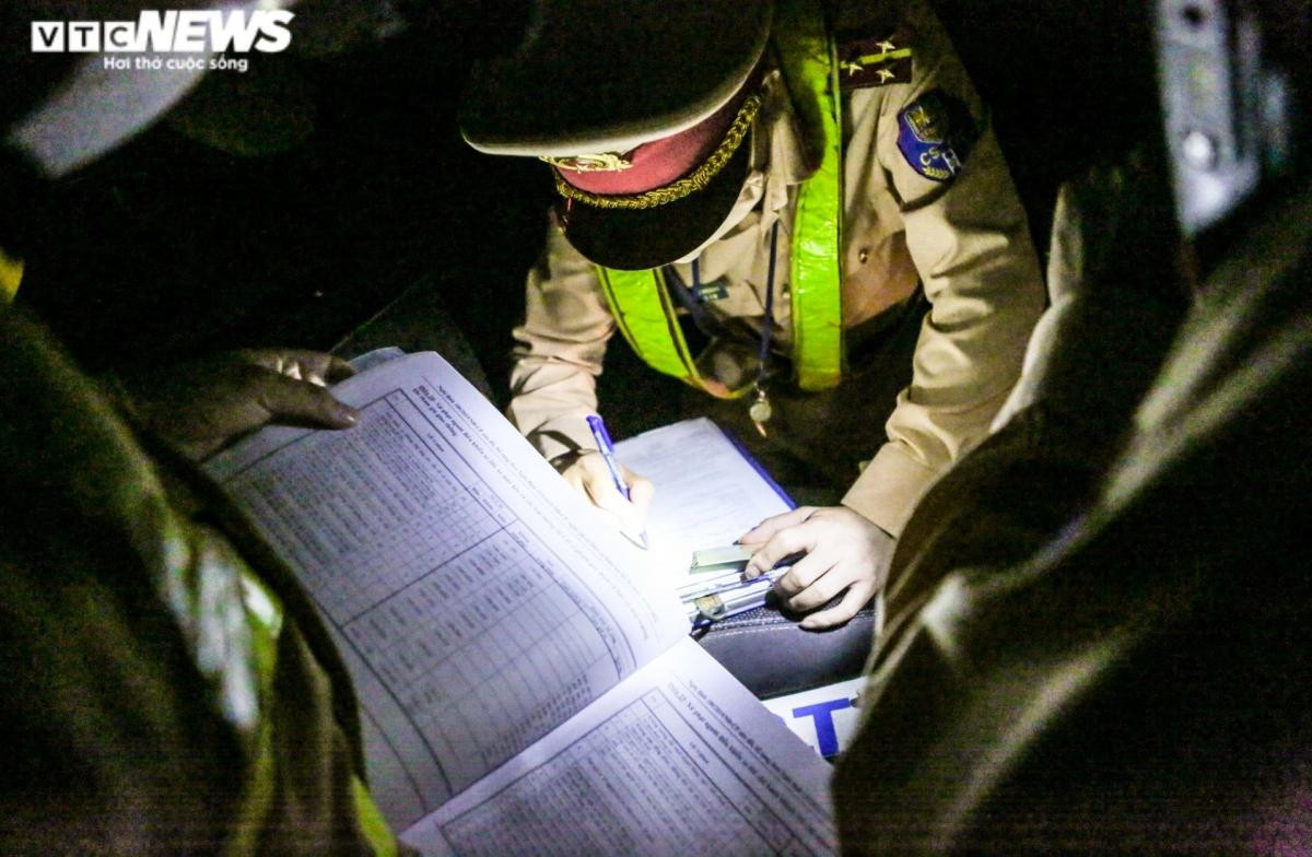 Đại úy Phạm Duy Hoàng, cho hay, mức phạt cho các xe chở vật liệu làm rơi vãi ra ngoài đường hiện nay là 3 triệu đồng. “Nhiều trường hợp do tiến độ thi công gấp rút nên các nhà xe cố tình bất chấp chạy mọi giờ, chạy vào các tuyến đường không có chốt để hoàn thành tiến độ”, Đại úy Phạm Duy Hoàng nói.