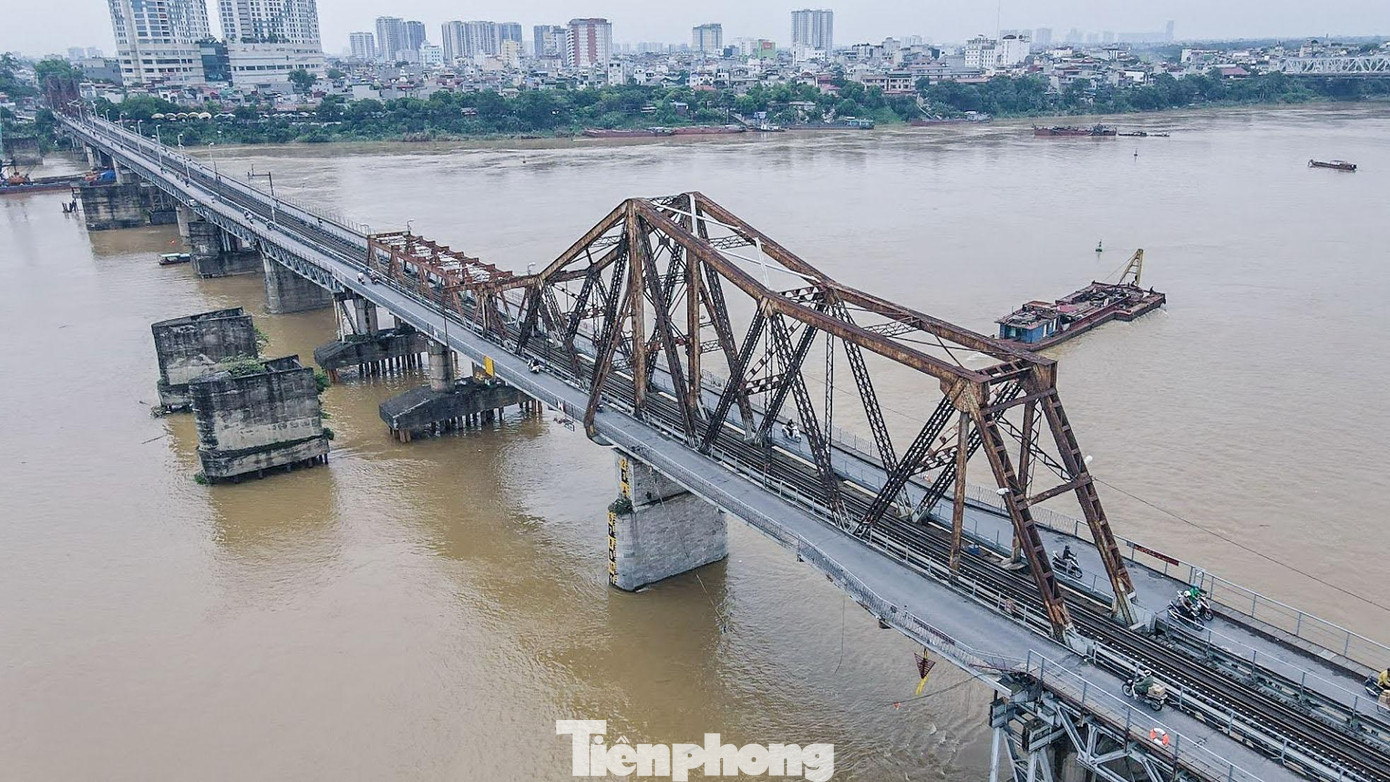 Cầu Long Biên được xây dựng từ năm 1899, thuộc tuyến đường sắt Hà Nội - Đồng Đăng. Trải qua 120 năm khai thác sử dụng, cầu Long Biên được xếp vào loại cầu yếu nhưng hàng ngày vẫn gánh trên mình hàng chục nghìn lượt phương tiện qua lại.