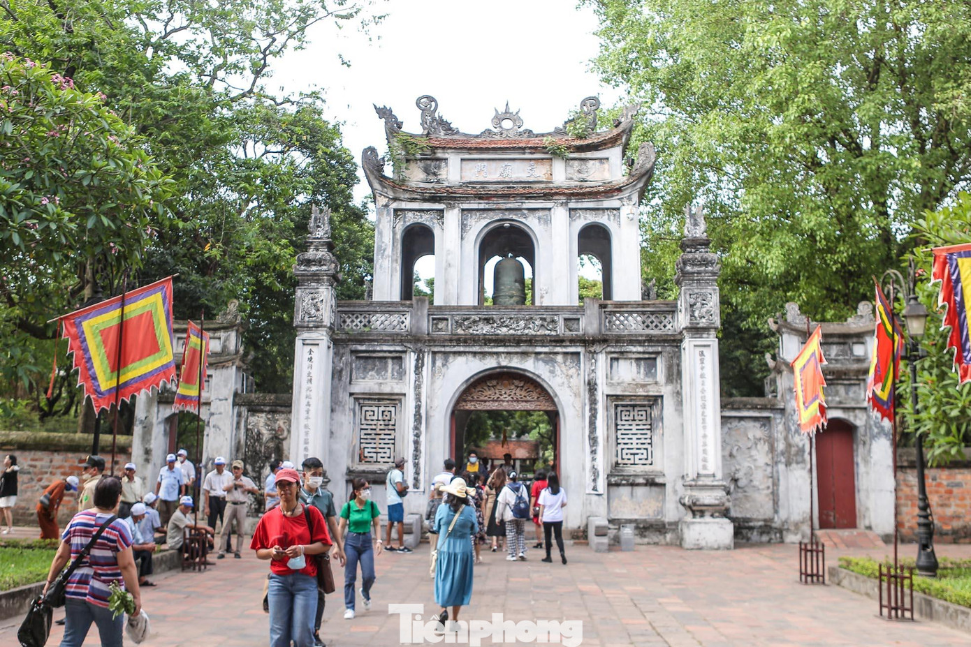 Theo ghi nhận của PV, trong những ngày gần đây, rất đông phụ huynh cùng với các sĩ tử tới Văn Miếu - Quốc Tử Giám cầu may mắn trước kỳ thi quan trọng, tuyển sinh vào lớp 10 tại Hà Nội.