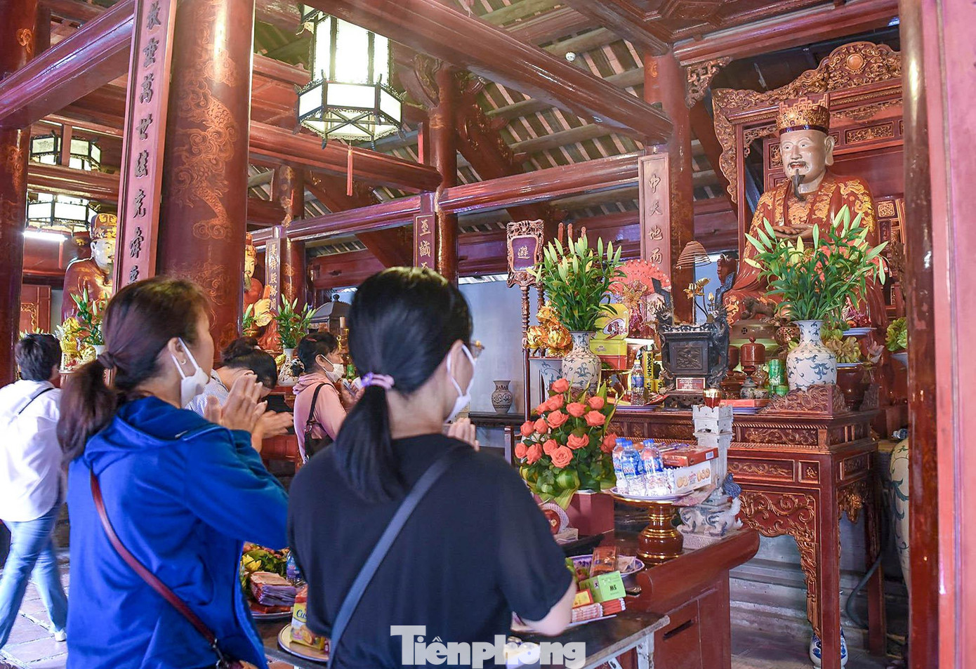 Bên trong điện chính, phụ huynh và sĩ tử thành kính dâng lễ.