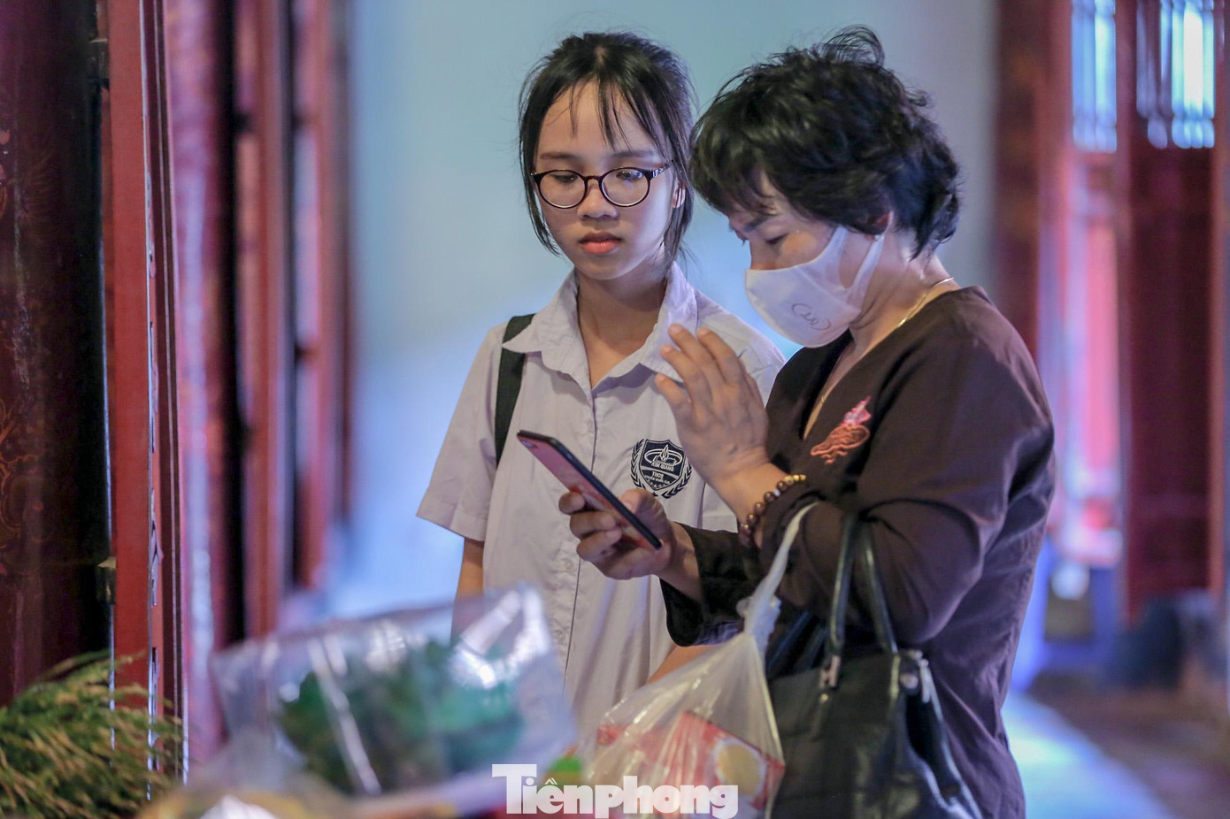 Đến Văn Miếu - Quốc Tử Giám cũng là một cách thức giúp thí sinh giải tỏa áp lực tâm lý trước khi bước vào ngày thi chính thức.