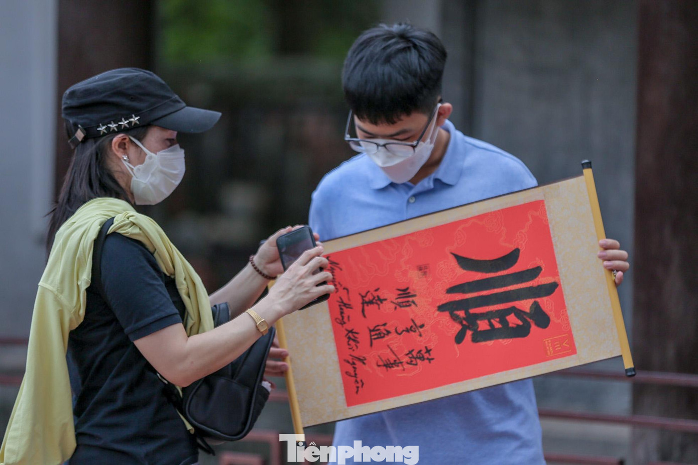 Ngoài cầu may cho kỳ thi sắp tới, sĩ tử đến Văn Miếu còn xin chữ tại đây với mong muốn có kết quả tốt nhất, đạt nguyện vọng mong muốn.