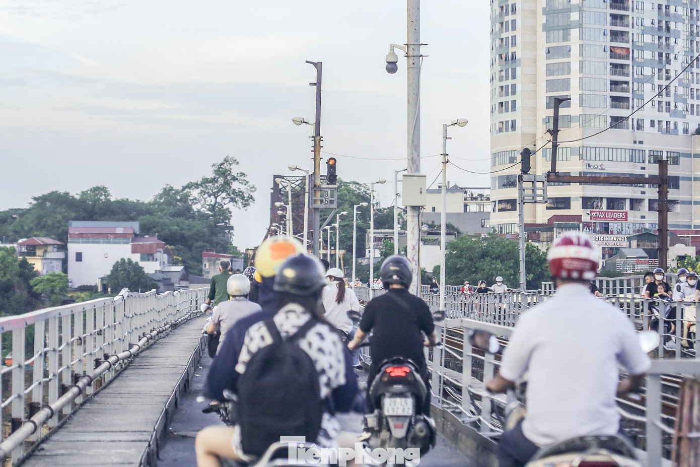 Camera 360 độ có thể quan sát được đường sắt và hai làn cầu.