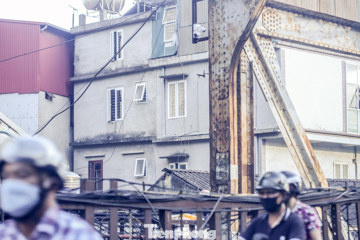 Dù đã có biển cảnh báo với dòng chữ "Cầu Long Biên yếu, cấm các loại xe đạp thồ, xe máy thồ" được treo tại đầu lối lên phía đầu cầu nhưng vẫn xuất hiện loạt xe máy thồ, xe ba gác chở hàng hóa cồng kềnh vẫn ngang nhiên di chuyển trên cầu.