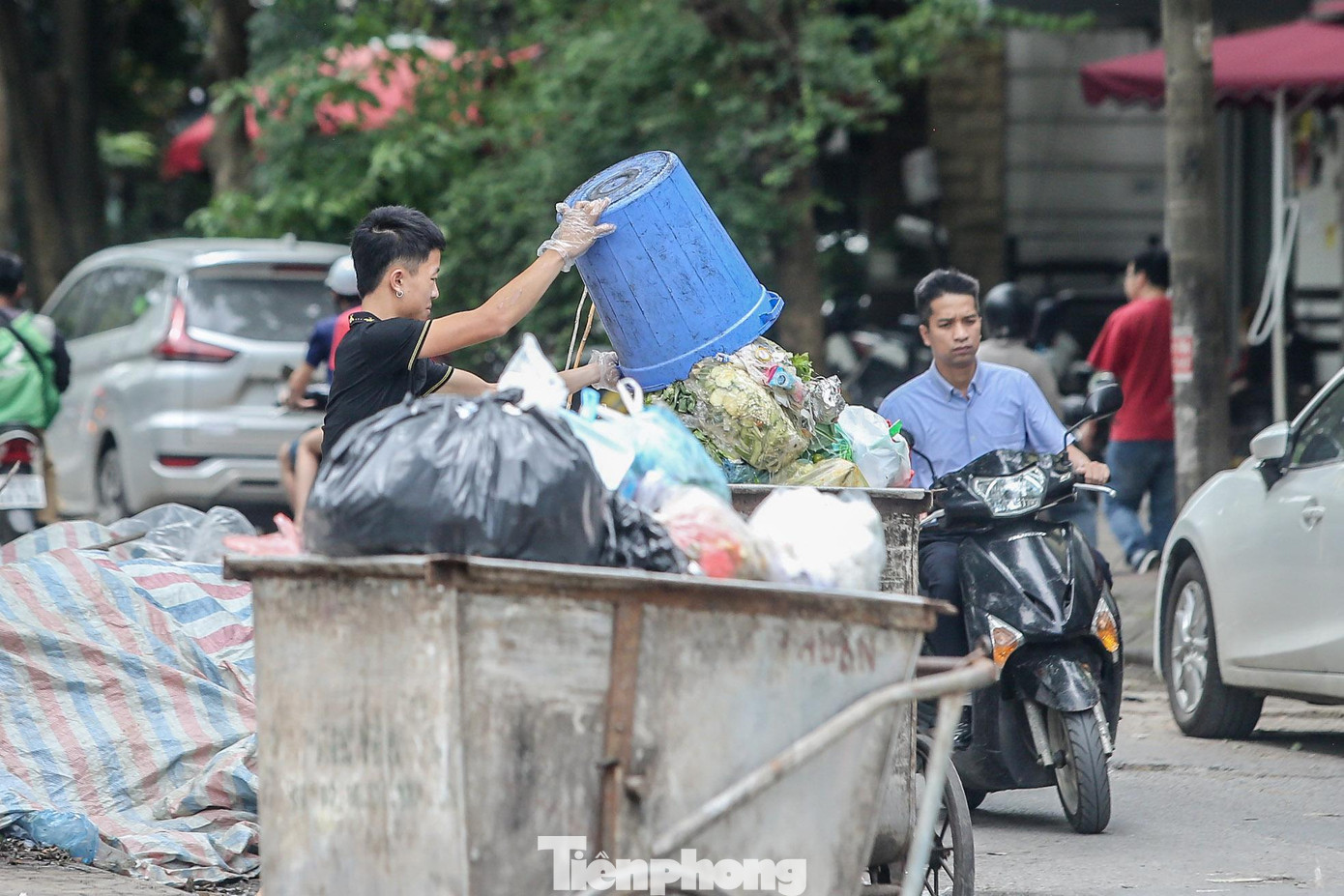 Trao đổi với PV, đại diện Công ty TNHH MTV Môi trường Đô thị Hà Nội cho biết, hiện tại Khu liên hợp xử lý chất thải Nam Sơn (huyện Sóc Sơn) đang quá tải khiến việc thu gom rác trên địa bàn bị chậm. Được biết khu xử lý chất thải Nam Sơn đang chôn lấp hơn 4.000 tấn rác mỗi ngày cho Thủ đô.