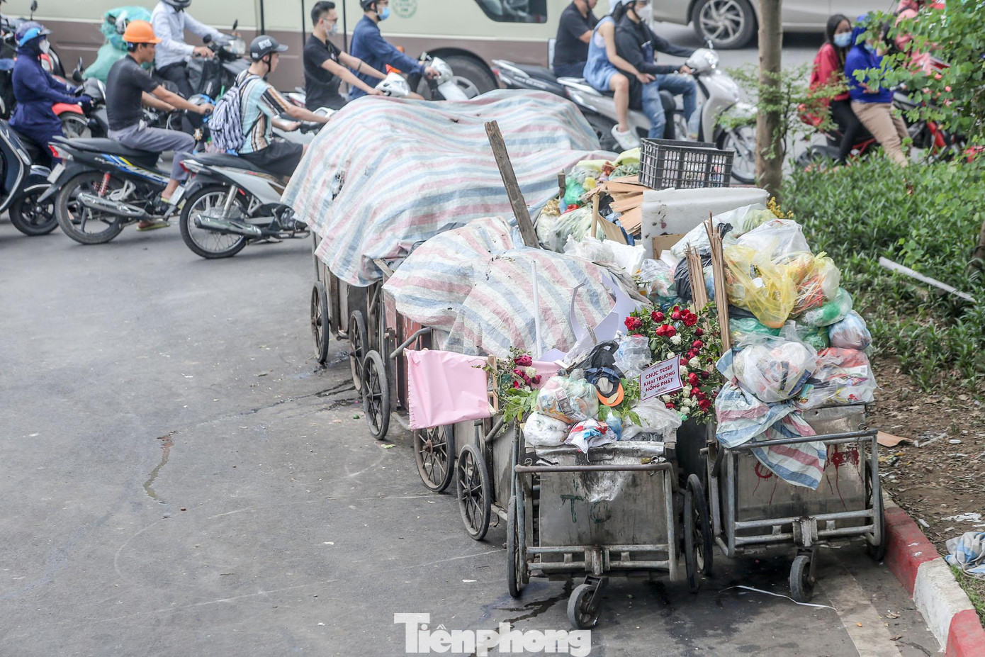 Ba ngày nay (từ 15/6 - 17/6) rác thải chất đống tại các điểm tập kết trên một số tuyến đường như: Láng, Lê Văn Lương, Hoàng Ngân, Phạm Hùng, Xuân Thủy, Trần Quốc Hoàn, Duy Tân…