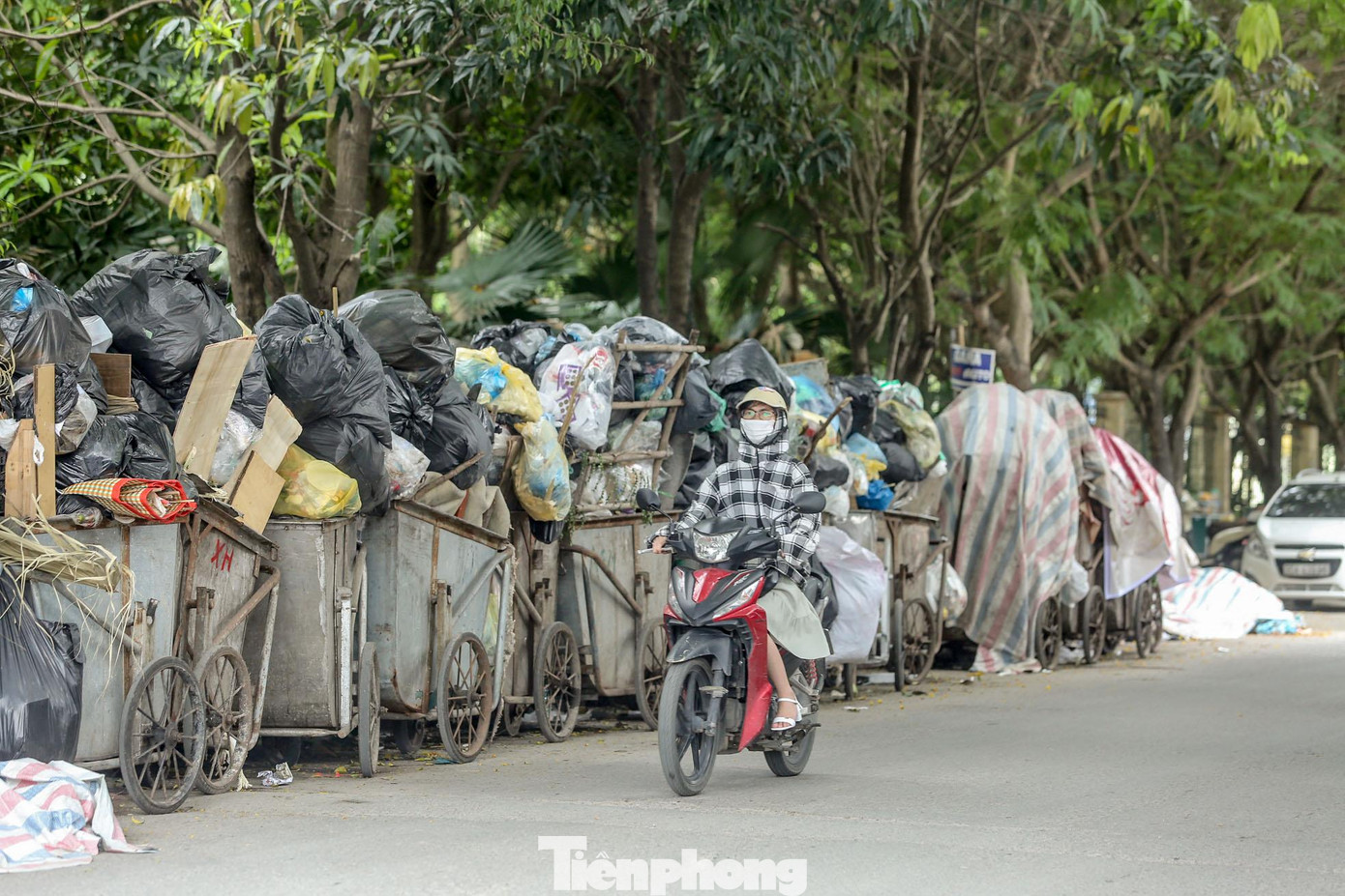 Rác chất đống kéo dài hàng trăm mét ngay tại công viên Cầu Giấy.