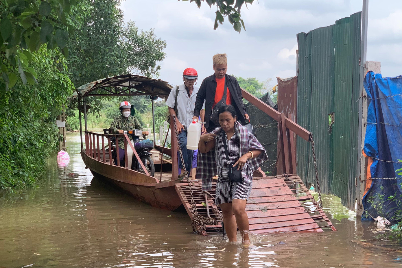 Mỗi chuyến đò chở tối đa 5 xe và 10 người, mỗi lượt di chuyển phải trả cho lái đò là 20.000 đồng/người. Mỗi chuyến đò chở tối đa 5 xe và 10 người, mỗi lượt di chuyển phải trả cho lái đò là 20.000 đồng/người.