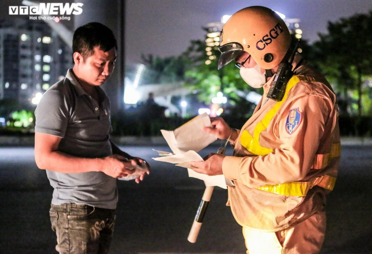 Theo chia sẻ của nam tài xế, anh chỉ đi chở thuê và hôm nay mới đi chuyến đầu tiên nên vẫn chưa nắm rõ quy định. “Tôi ở Ninh Bình mới xuống chở vật liệu thuê. Hôm nay tôi mới nhận xe nên chưa kiểm tra được kết cấu của thùng xe. Đi nốt chuyến này tôi sẽ gọi điện báo chủ xe để phủ lại hệ thống bạt”, tài xế Biên nói.