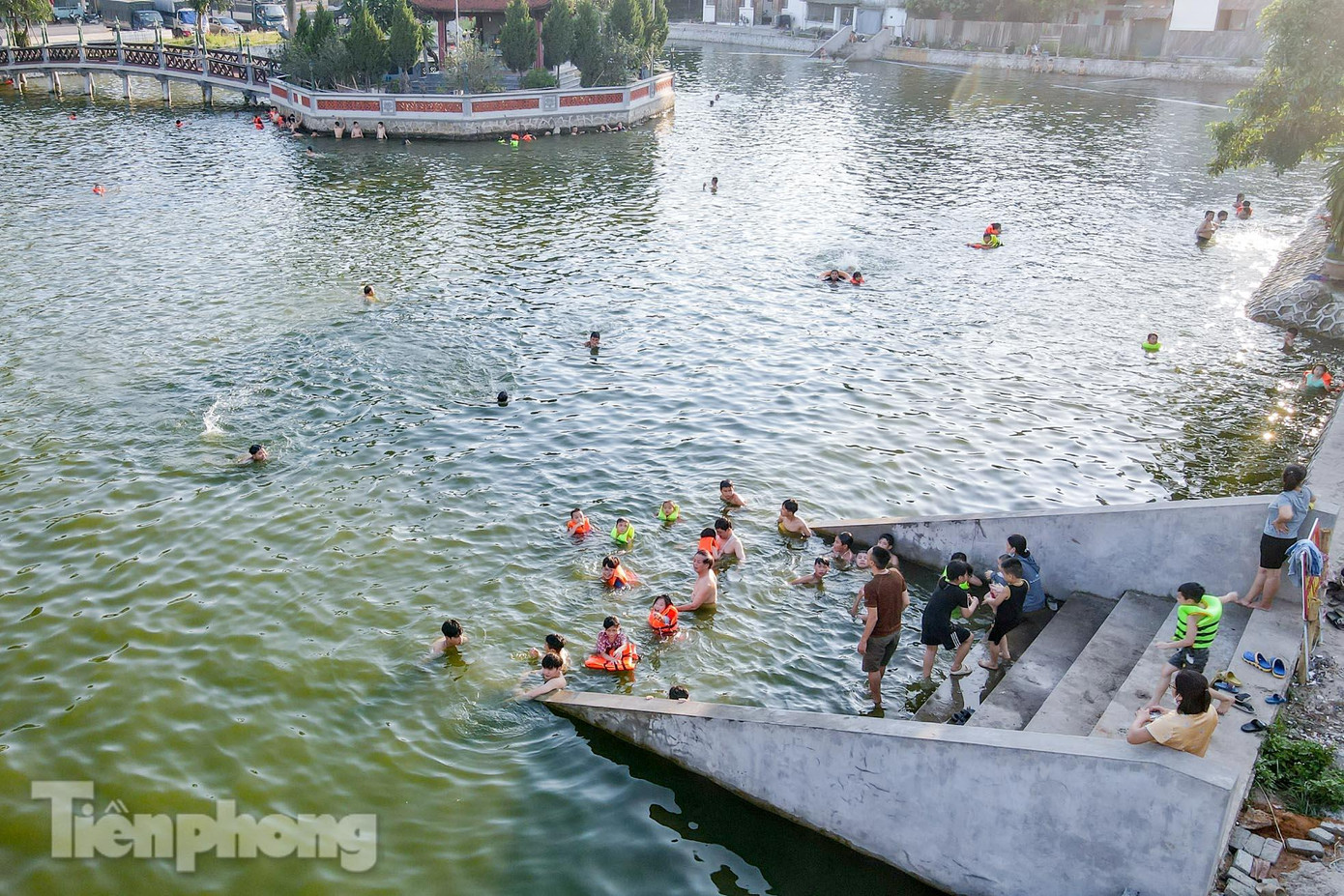 Cứ khoảng 17h chiều, ao làng Thiên lại đông kín trẻ em đến bơi lội. Không chỉ là địa điểm thân thuộc của lũ nhỏ, cả người trung niên, người già trong xã cũng đến đây "giải nhiệt" những ngày nóng nực.