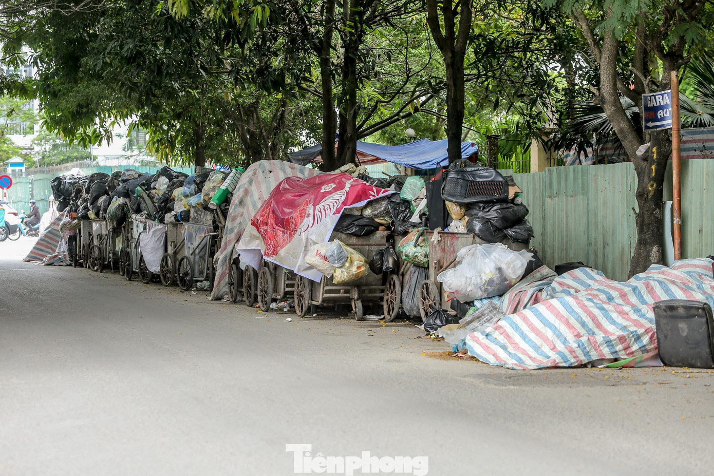 Rác thải sinh hoạt đã gom ở đây rất lâu, tuy nhiên vẫn chưa có biện pháp xử lý bằng vôi bột, nước thải rỉ ra và lan sang các khu vực khác.