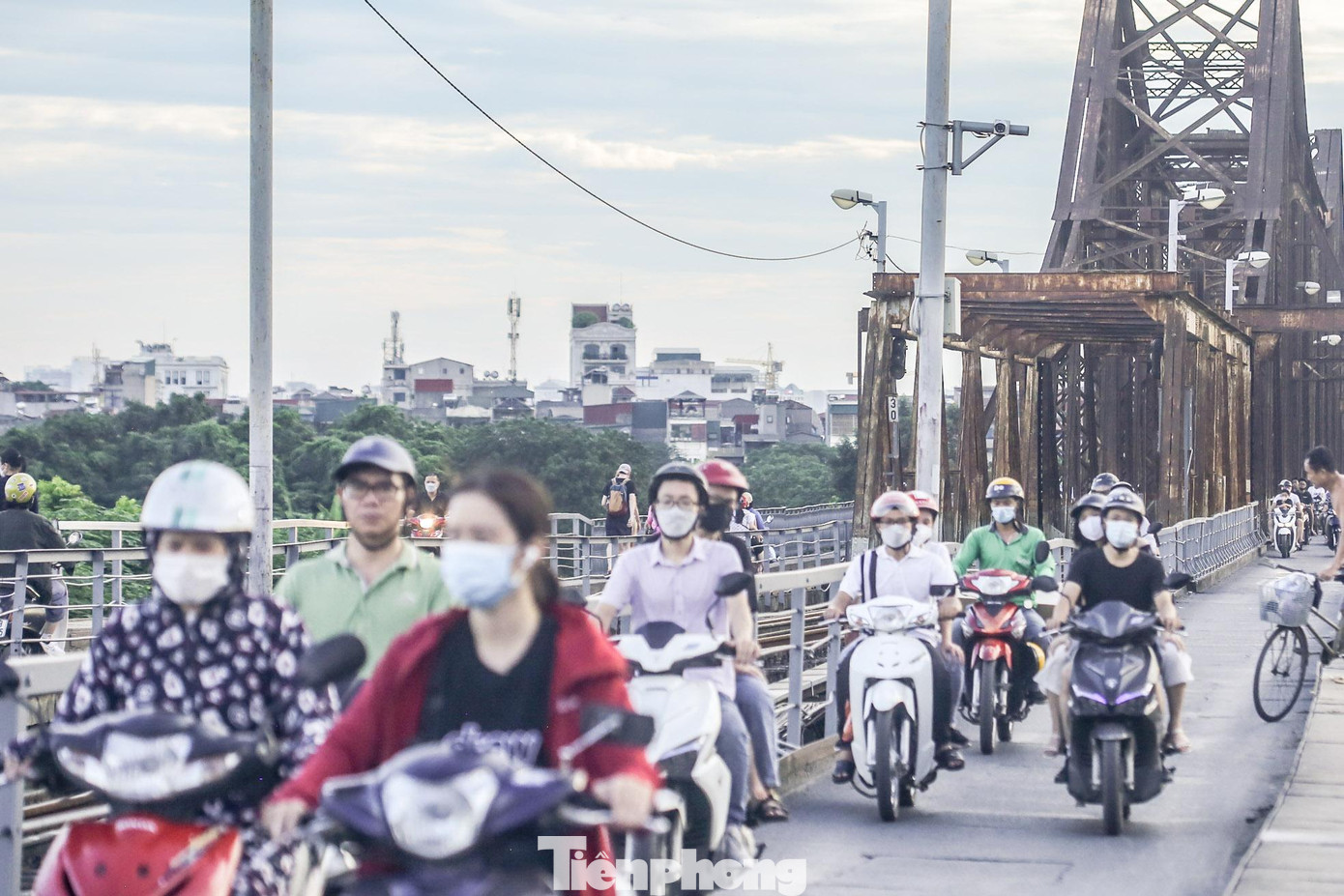 Camera theo dõi trạng thái của cầu, phát hiện những vi phạm và trích xuất camera hàng ngày, hàng tuần gửi về Tổng Công ty Đường sắt Việt Nam cũng như các cơ quan chức năng như CSGT Hà Nội để xử lý vi phạm bằng hình thức phạt nguội.