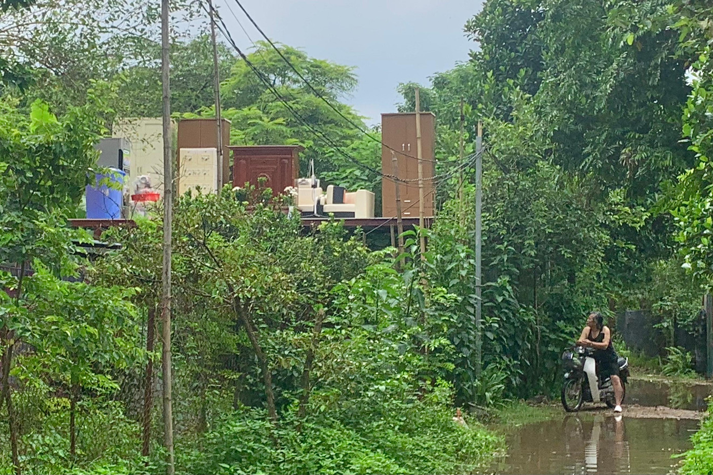 Nhiều hộ phải chuyển đồ đạc lên cao để tránh ngập úng khi nước sông Hồng dâng lên. Nhiều hộ phải chuyển đồ đạc lên cao để tránh ngập úng khi nước sông Hồng dâng lên.