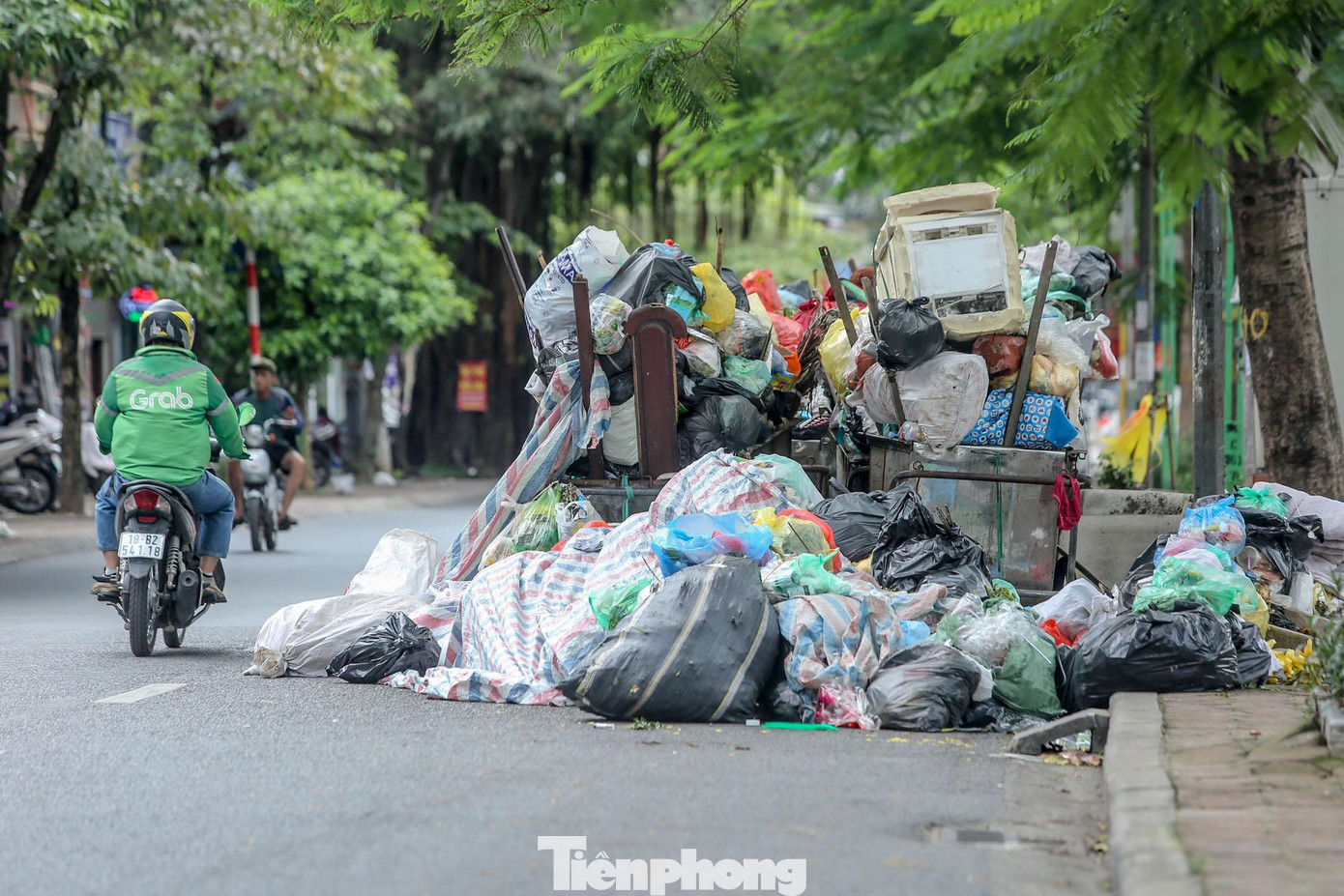 Rác chất đống, tràn 1/2 lòng đường phố Nguyễn Khang.