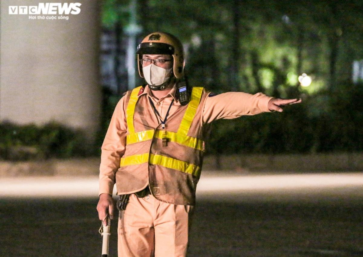 Đại úy Phạm Duy Hoàng, Đội CSGT số 6 cho biết, sau nhiều năm bị ảnh hưởng của dịch bệnh, thời điểm hiện nay là cao điểm hoạt động của các công trình xây dựng. Từ đó, số lượng các xe ô tô tải chở vật liệu xây dựng, phế liệu gia tăng, tình trạng chở quá tải, không che phủ bạt làm rơi vãi đất đá ra đường cũng trở nên phổ biến.