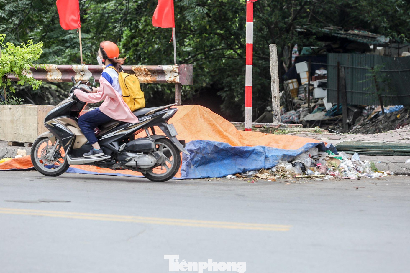 Rác được chất đống, phủ bạt cho bớt mùi hôi thối mà không được mang đi xử lý.