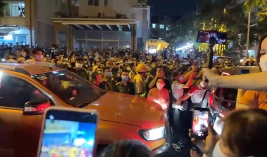 Trước đó, hồi tháng 3-2022, bà Hằng tuyên bố sẽ đến nhà bà Hàn Ni gây ra cảnh náo loạn ở khu vực. Ảnh chụp từ clip Trước đó, hồi tháng 3-2022, bà Hằng tuyên bố sẽ đến nhà bà Hàn Ni gây ra cảnh náo loạn ở khu vực. Ảnh chụp từ clip