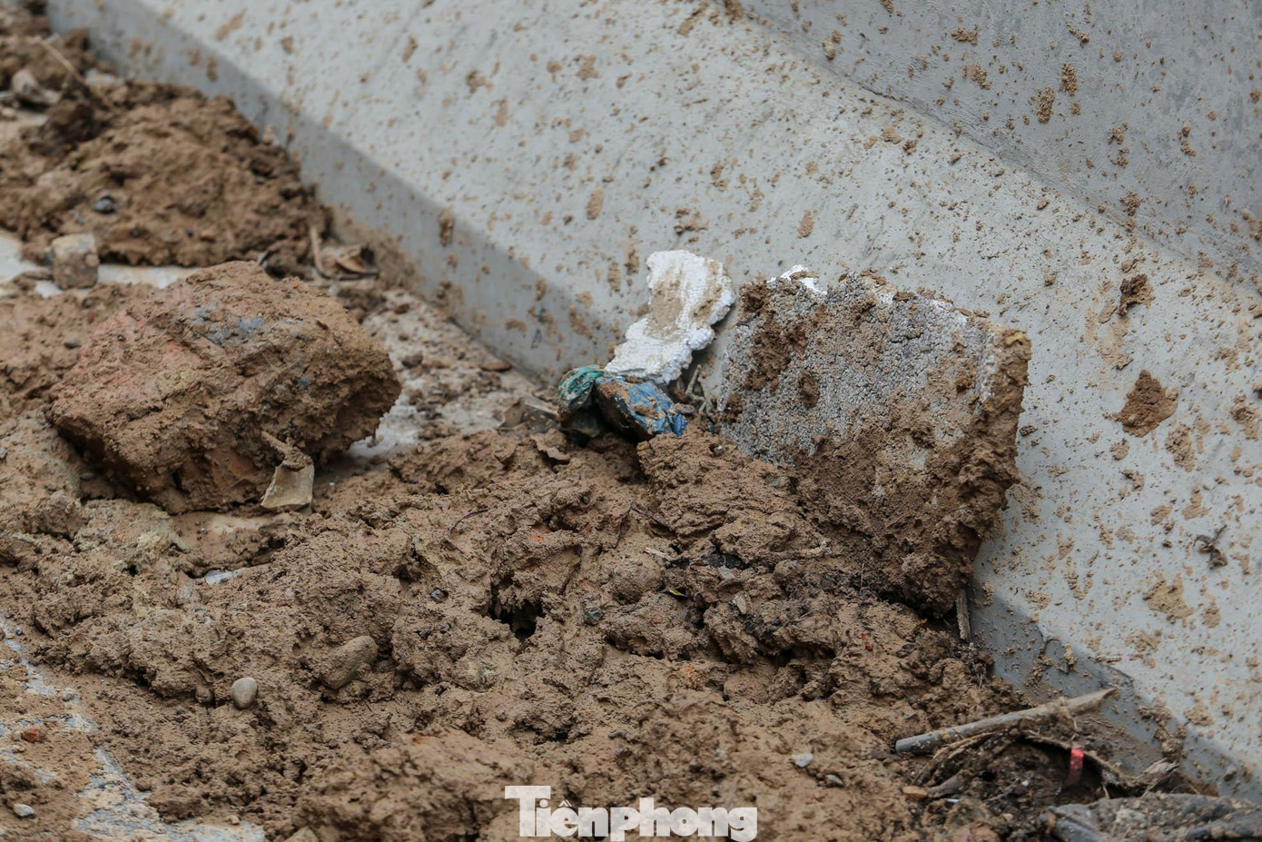 Độ cao của bùn, đất có đoạn gần 0,5 mét cản trở giao thông, khiến các phương tiện không thể di chuyển qua. Độ cao của bùn, đất có đoạn gần 0,5 mét cản trở giao thông, khiến các phương tiện không thể di chuyển qua.