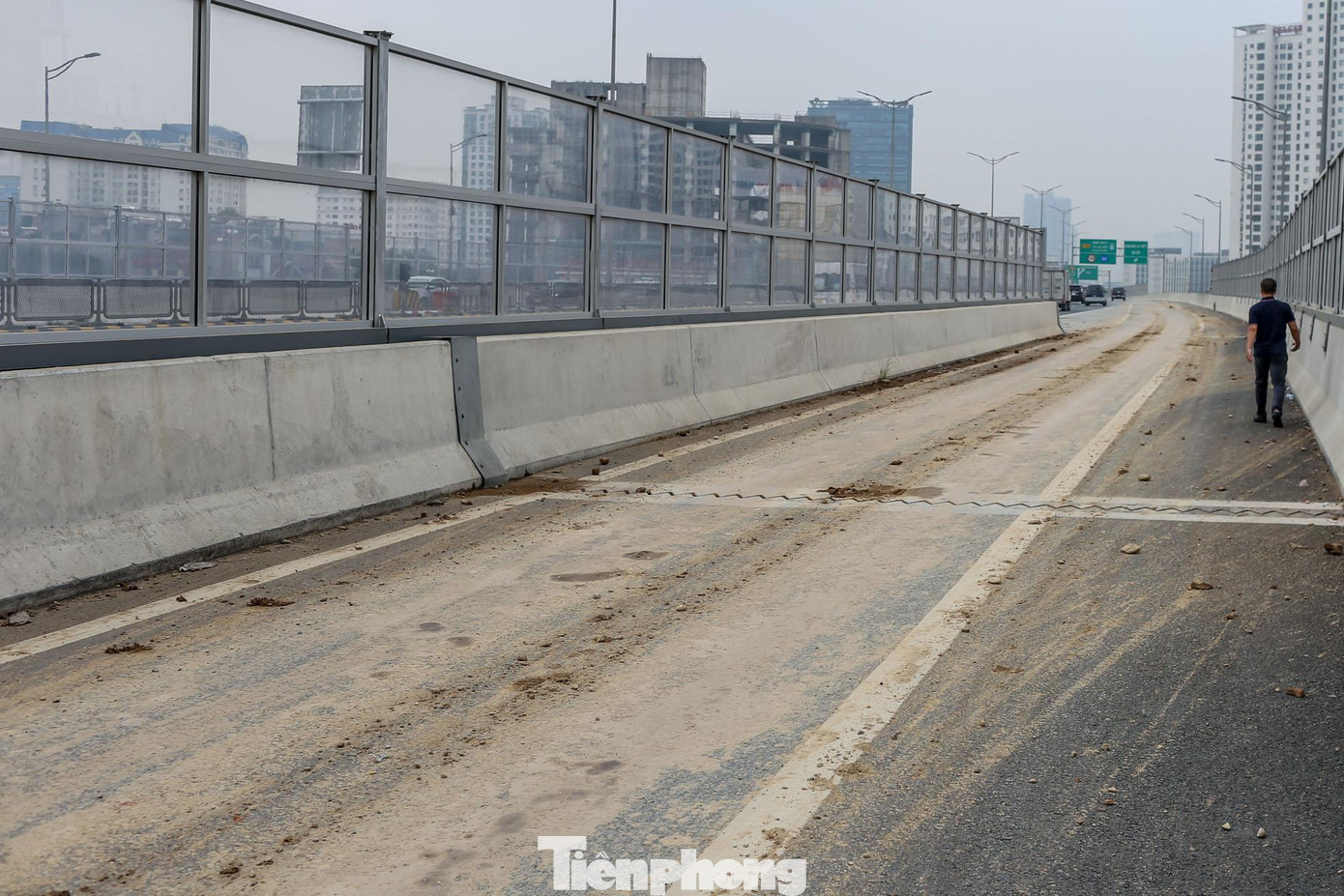 Bùn đất kéo dài lên đến nút giao tại đường vành đai 3 trên cao. Bùn đất kéo dài lên đến nút giao tại đường vành đai 3 trên cao.