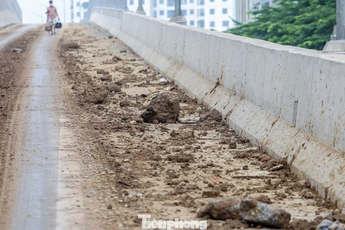 Theo một số người dân nhận định, có khả năng là do một số xe chở đất đá chạy vào ban đêm đổ thải xuống đường. Theo một số người dân nhận định, có khả năng là do một số xe chở đất đá chạy vào ban đêm đổ thải xuống đường.