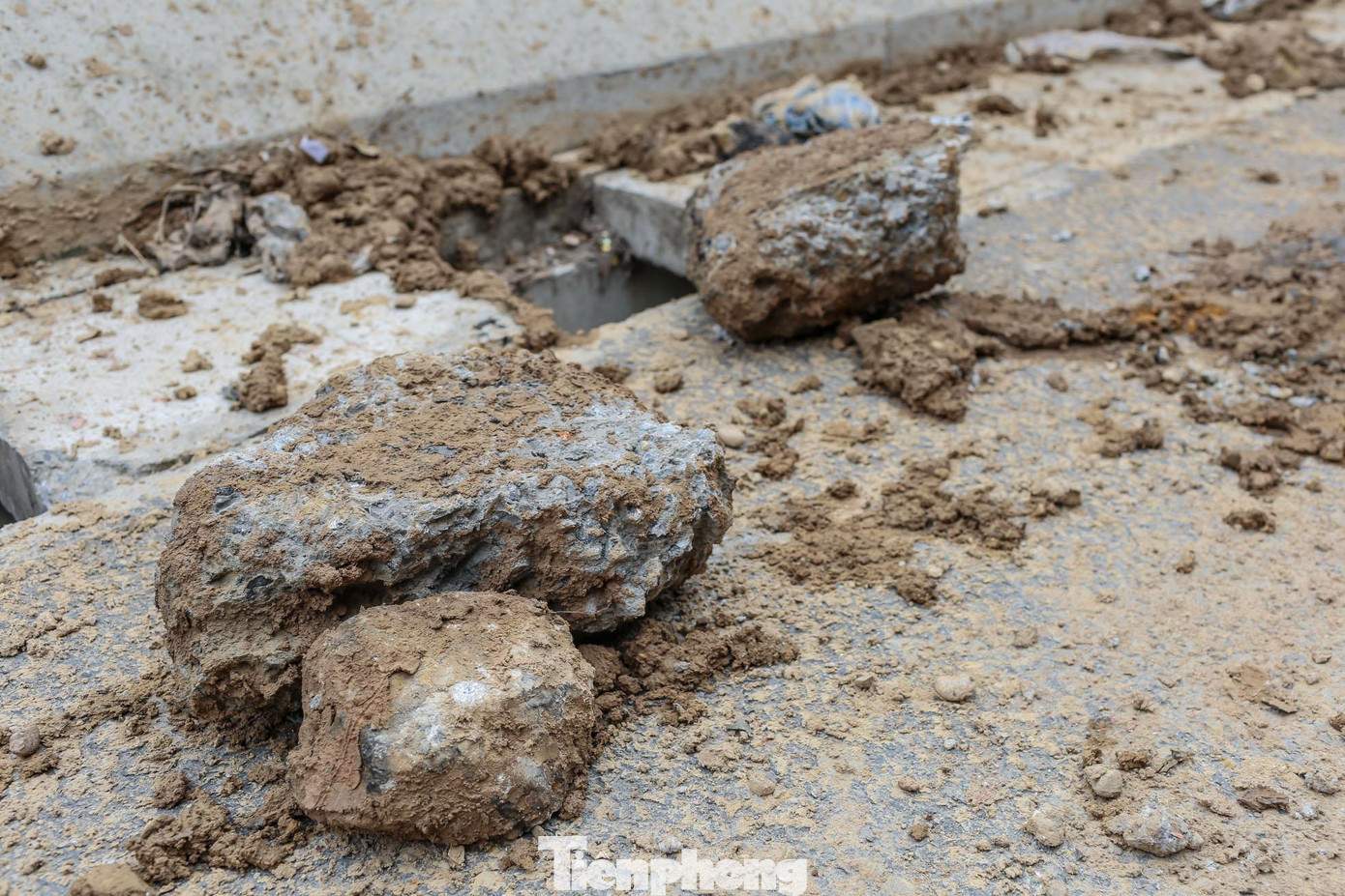 Những tảng đá lớn rơi vãi gây mất an toàn giao thông. Những tảng đá lớn rơi vãi gây mất an toàn giao thông.