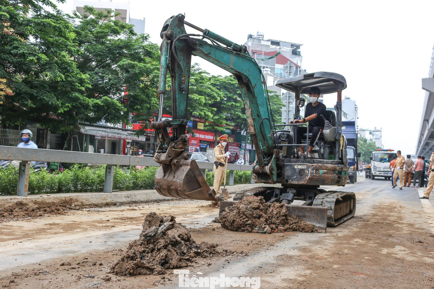 Theo lãnh đạo đội CSGT số 6, hiện đơn vị đang phối hợp với các đơn vị liên quan tiến hành trích xuất camera nhà dân dọc đường để truy tìm phương tiện làm rơi vãi đất đá. Theo lãnh đạo đội CSGT số 6, hiện đơn vị đang phối hợp với các đơn vị liên quan tiến hành trích xuất camera nhà dân dọc đường để truy tìm phương tiện làm rơi vãi đất đá.
