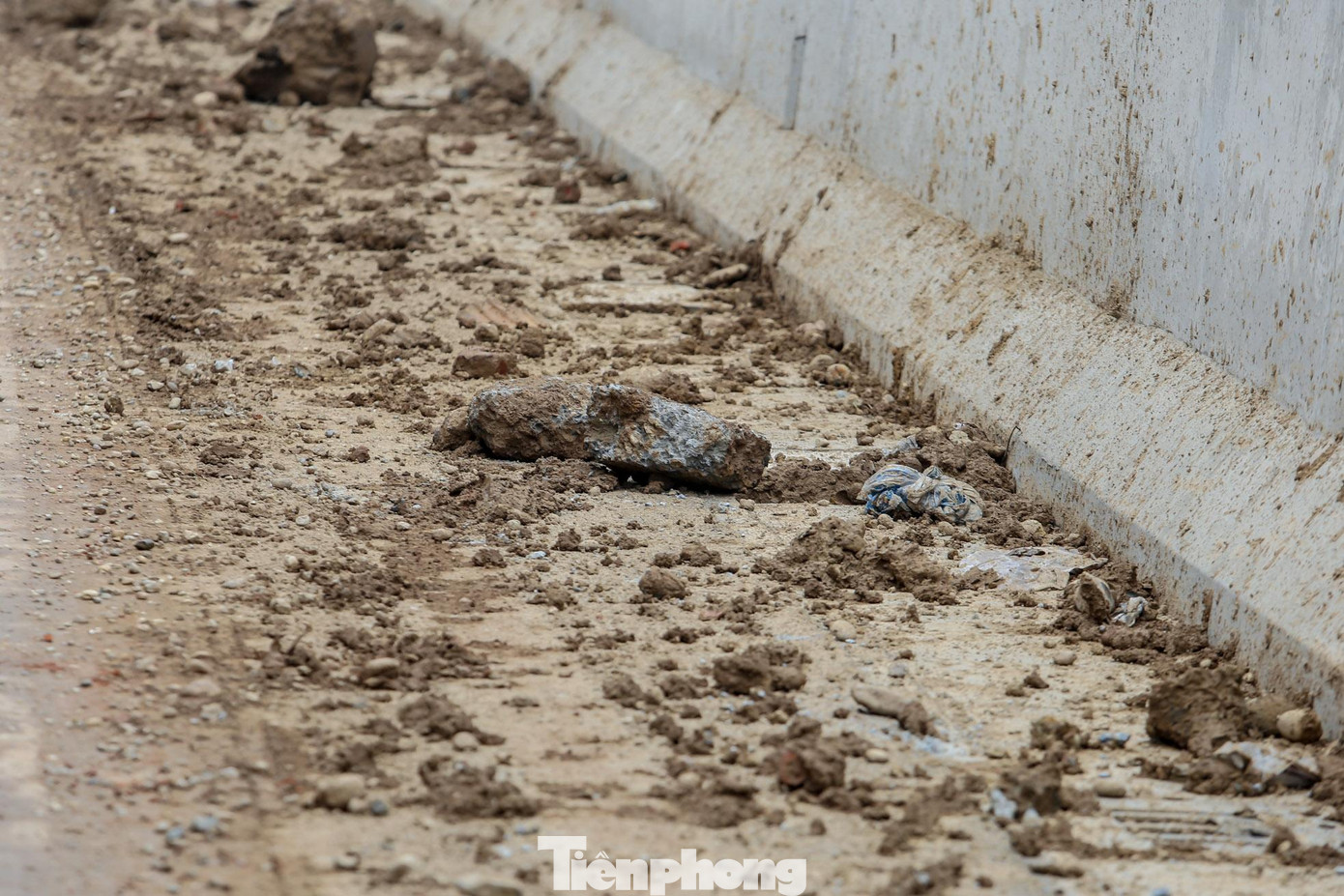 Đất đá, bùn, bê tông... rơi vãi trên đường, đóng thành từng mảng lớn. Đất đá, bùn, bê tông... rơi vãi trên đường, đóng thành từng mảng lớn.
