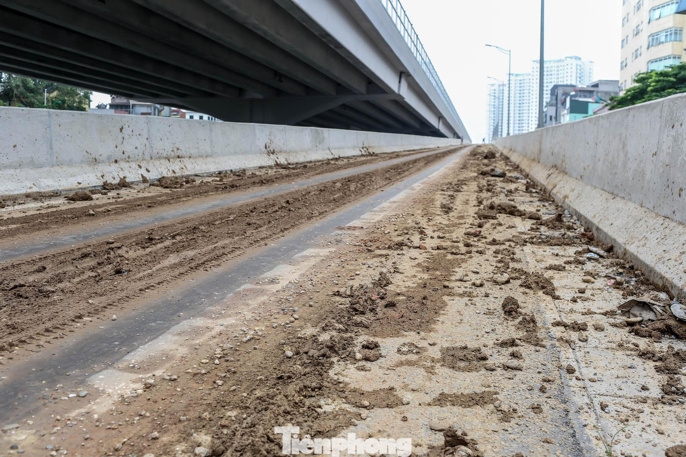 Đất rơi vãi kéo dài khoảng 200 mét tại lối lên đường vành đai 3 trên cao. Đất rơi vãi kéo dài khoảng 200 mét tại lối lên đường vành đai 3 trên cao.