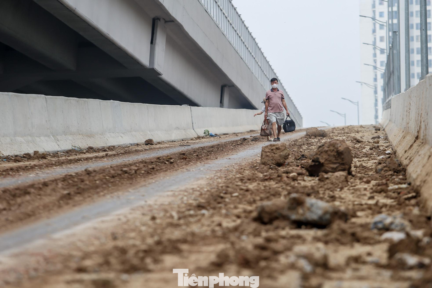 Sáng nay (8/6), nhiều người đi đường bất ngờ trước tình trạng lượng lớn đất đá rơi vãi ở đường vành đai 3 trên cao hướng cầu cạn Mai Dịch - Nam Thăng Long khiến các phương tiện di chuyển gặp khó khăn. Sáng nay (8/6), nhiều người đi đường bất ngờ trước tình trạng lượng lớn đất đá rơi vãi ở đường vành đai 3 trên cao hướng cầu cạn Mai Dịch - Nam Thăng Long khiến các phương tiện di chuyển gặp khó khăn.