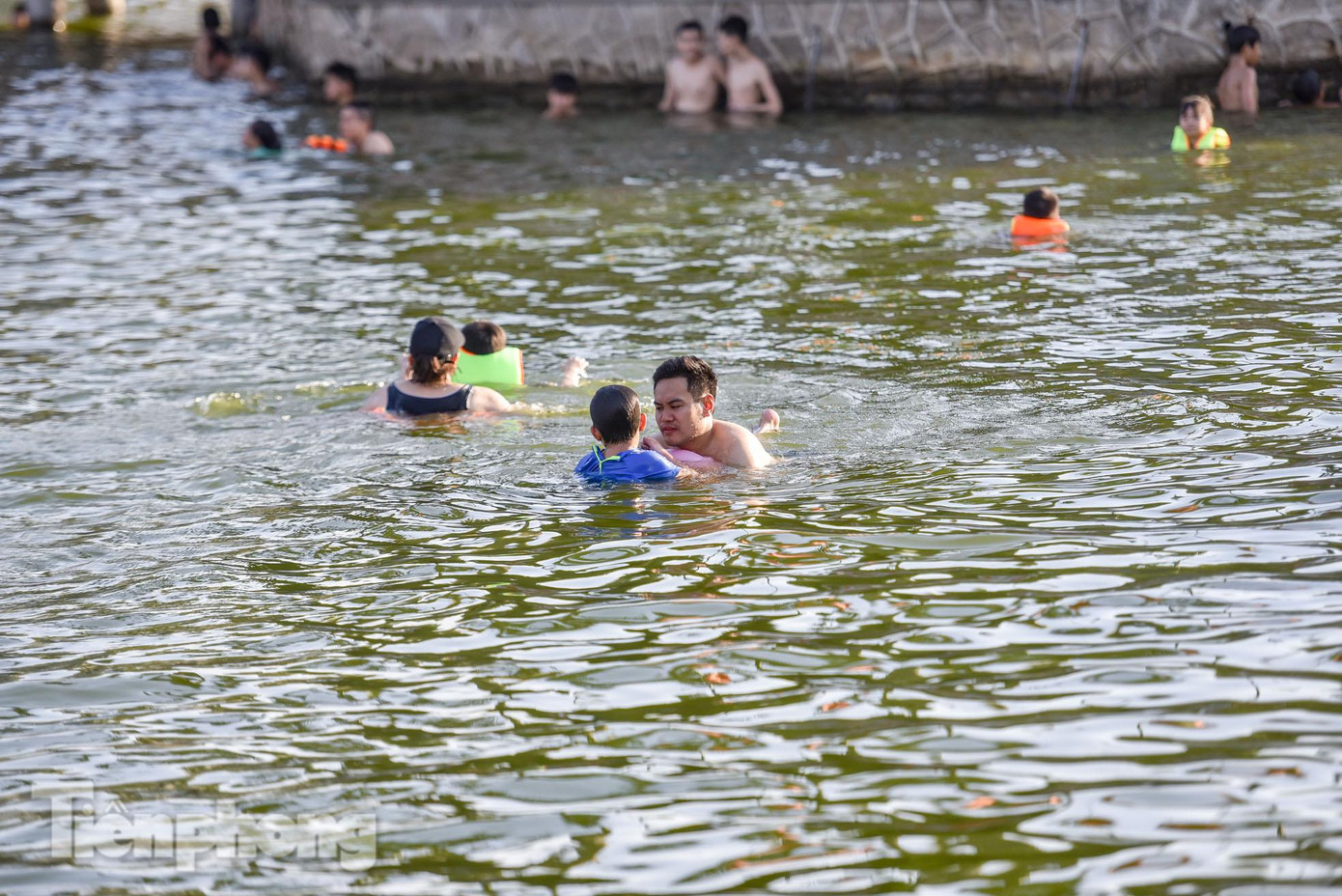 Được biết có những ngày nóng đỉnh điểm, "bể bơi" này phục vụ miễn phí cho 300-400 người lớn và trẻ em.
