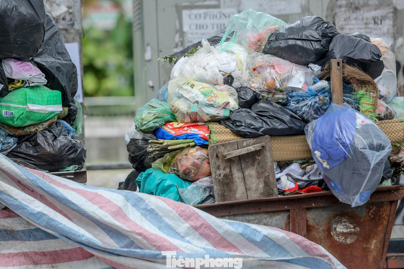 Rác ùn ứ trên nhiều tuyến phố ở nội đô còn kéo dài vài ngày tới khi bãi rác Nam Sơn vẫn trong tình trạng quá tải.