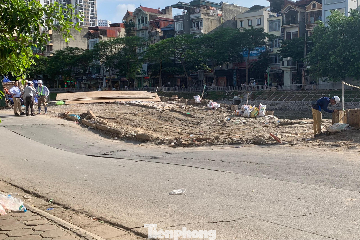 Đoạn đường sụt lún nằm ngay cạnh phần thi công cống gom nước thải trên sông Tô Lịch.