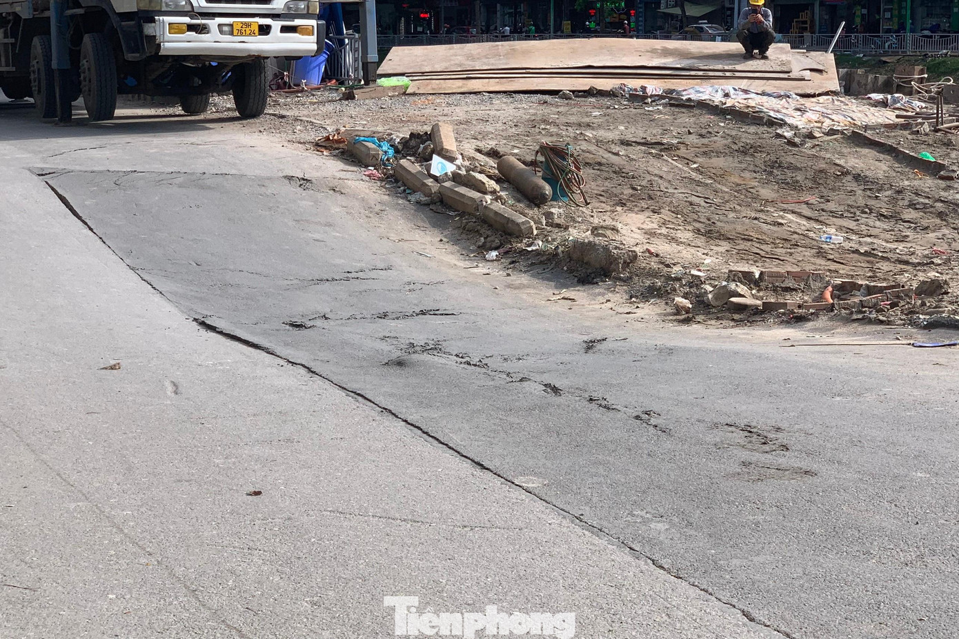 Cận cảnh đoạn sụt lún gây bàng hoàng cho người dân xung quanh và người đi đường.