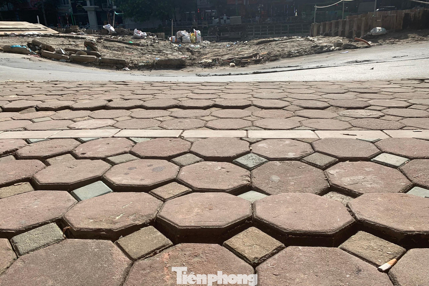 Vỉa hè bên cạnh đoạn sụt lún bong tróc.