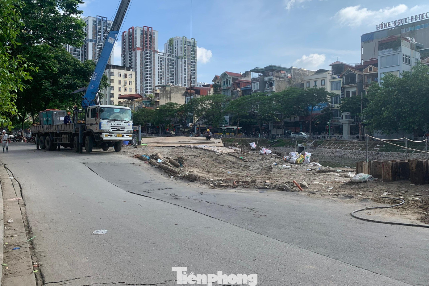 Khoảng 14h hôm nay (14/6), một đoạn phố Vũ Tông Phan từ số 401-419 bất ngờ sụt lún, có chỗ sâu khoảng hơn 1m.