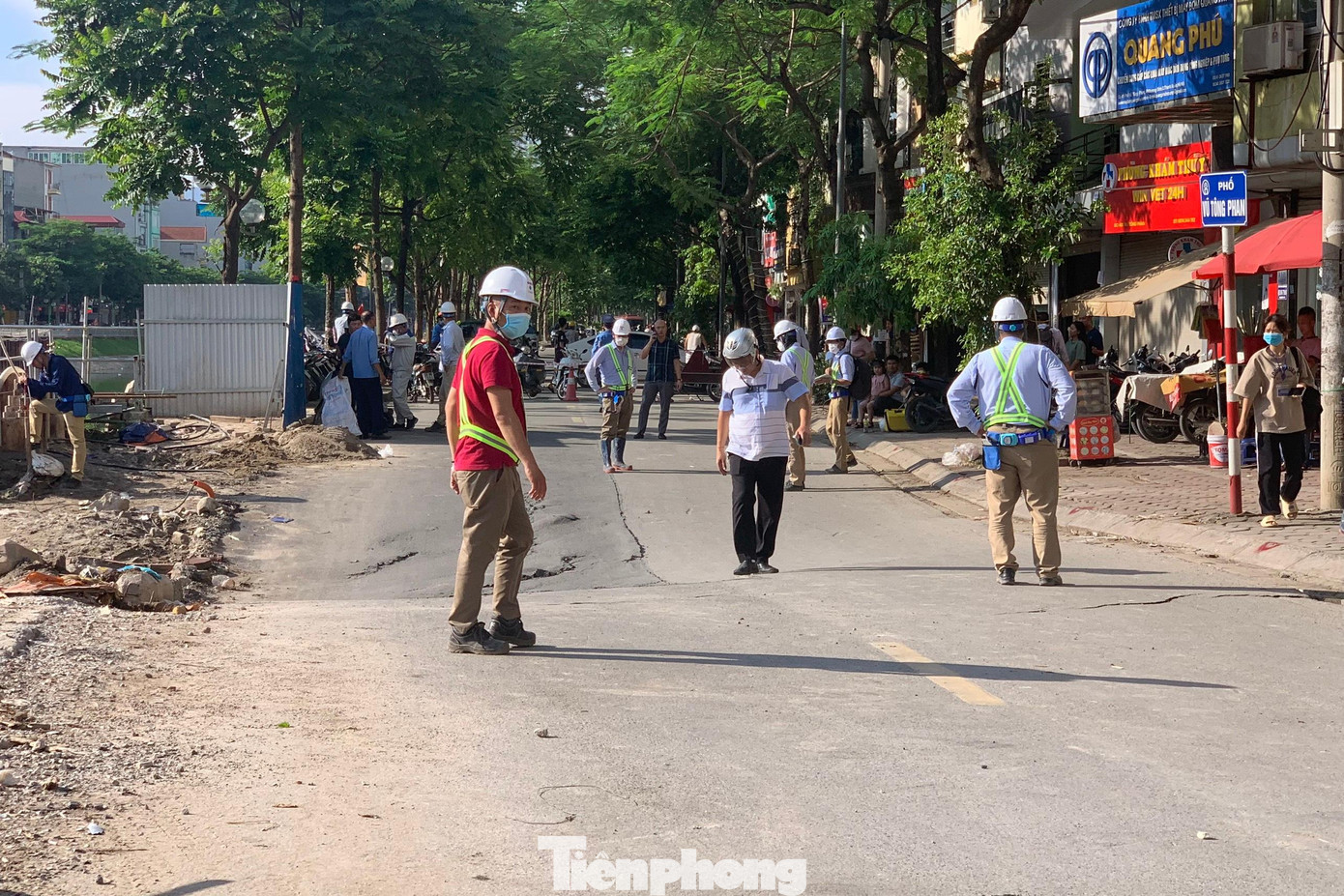 Ngay sau sự cố, đơn vị thi công cùng cơ quan chức năng có mặt tại hiện trường để đánh giá thực trạng.