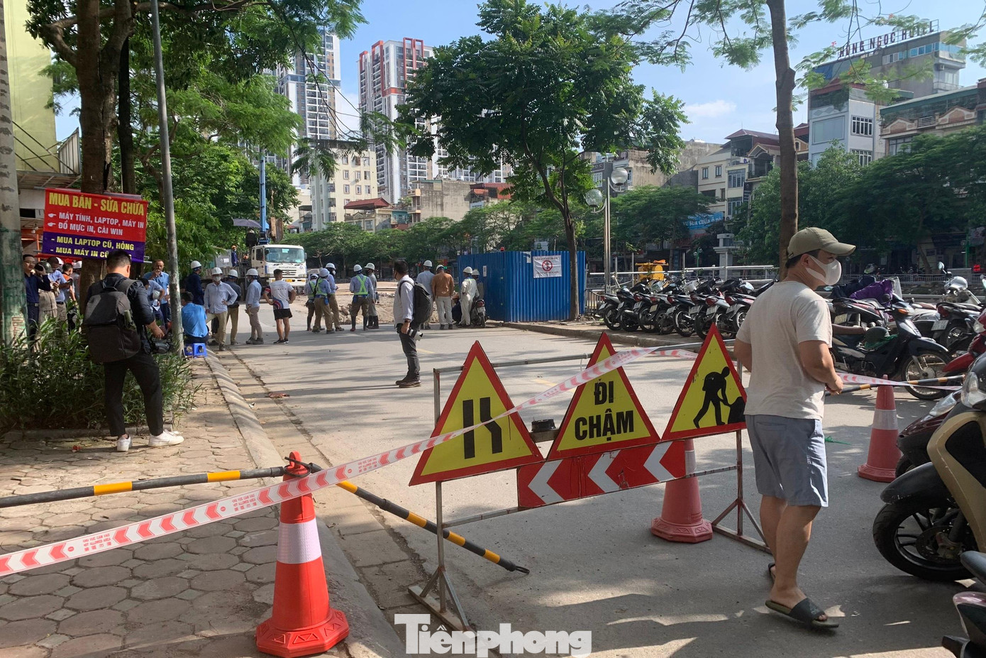 Hai bên đường được cơ quan chức năng phong tỏa để đánh giá hiện trường.