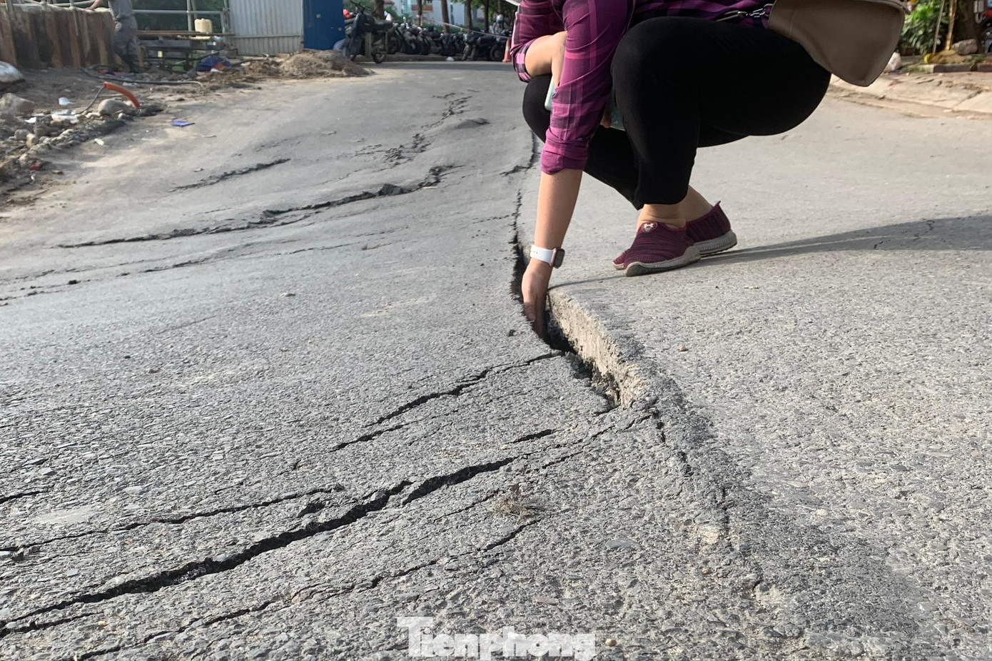 Đường nứt toác rộng khoảng 10cm.