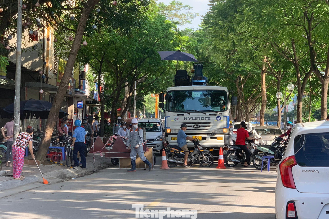 Nhiều phương tiện quay đầu xe khi đến đoạn sụt lún.