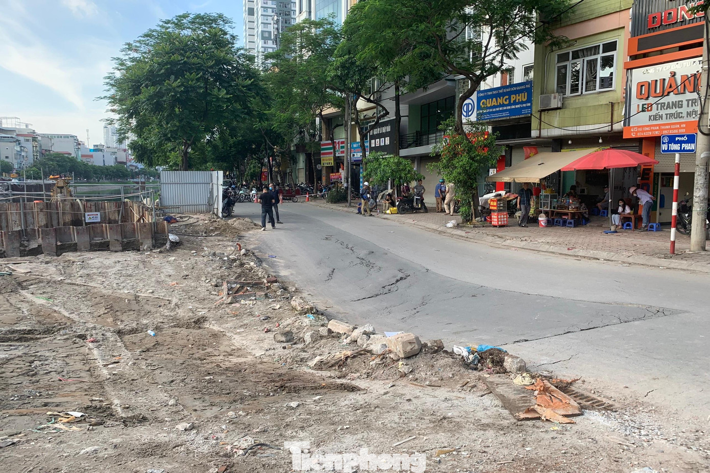 "Khoảng 2h chiều thì bắt đầu có hiện tượng lún, sau 30 phút thì lún hẳn xuống, đường, vỉa hè bắt đầu nứt toác", anh Đỗ Tuấn Hùng, nhà ở gần điểm sụt lún bàng hoàng chia sẻ.