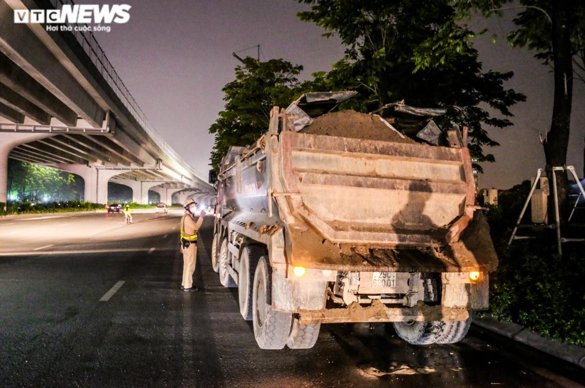 Theo ghi nhận của PV, việc xử lý xe chở quá tải của tổ công tác gặp nhiều khó khăn do các lái xe khi bị xử lý báo nhau "né" chốt và đi vào các khung giờ giữa 2 ca trực. Dự đoán được tình hình, lực lượng CSGT thay đổi kế hoạch linh hoạt như: đổi vị trí, tuần tra xử lý các phương tiện.