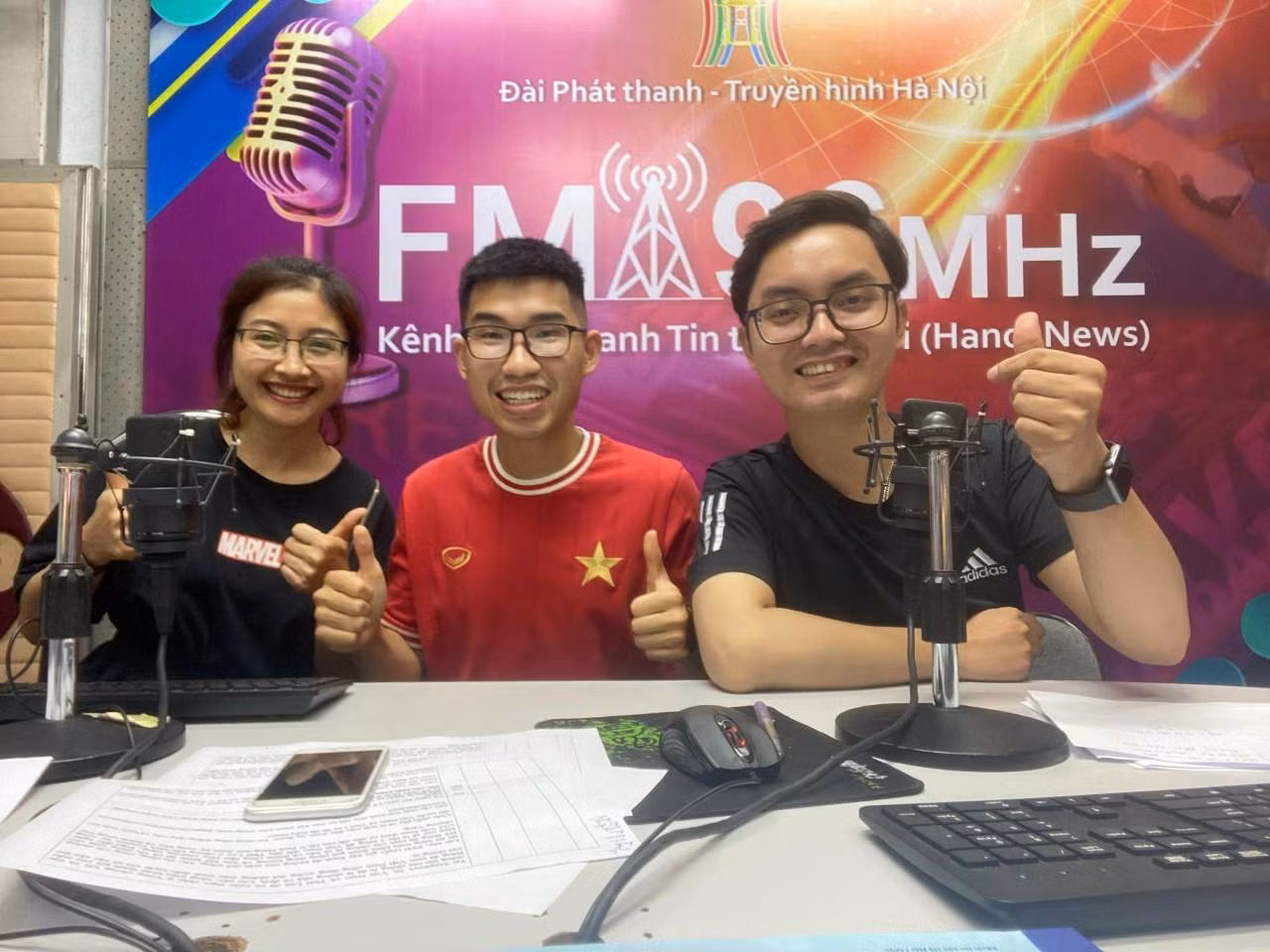 Các BTV Ban BTCT Phát thanh tham gia sản xuất chương trình phát sóng hàng ngày trên 2 kênh FM90MHz và 96MHz.