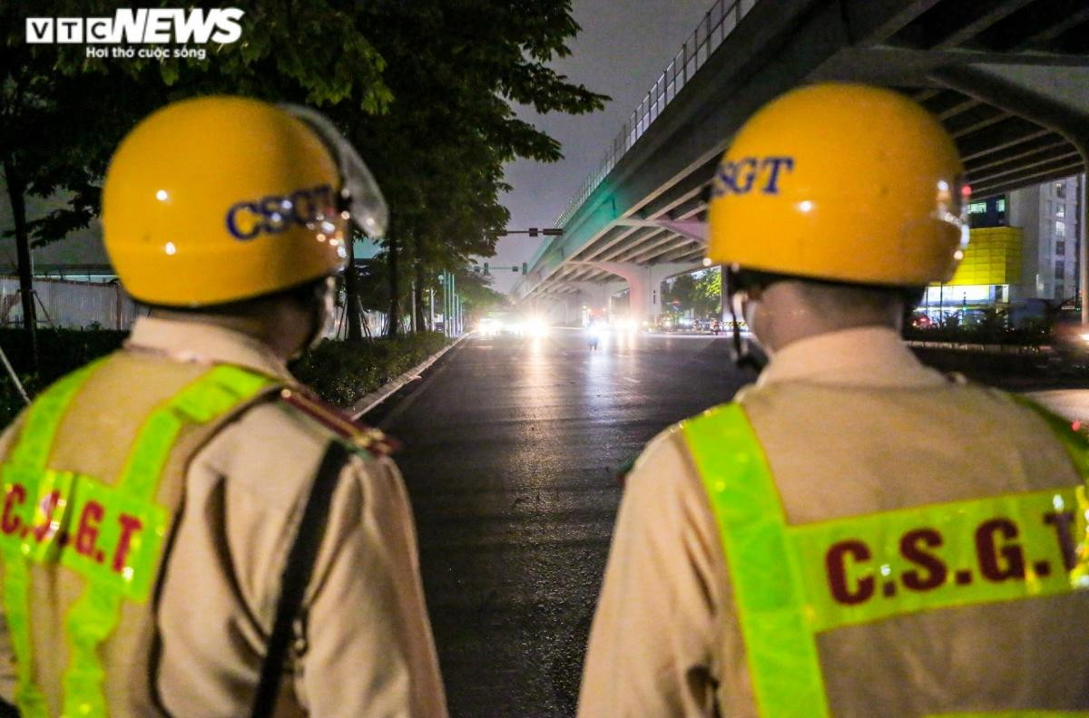 Ngoài việc xử lý nghiêm các trường hợp vi phạm, lực lượng chức năng cũng tuyên truyền, giải thích đối với các tài xế về mức độ nguy hiểm khi làm rơi vãi các vật liệu xây dựng ra đường.