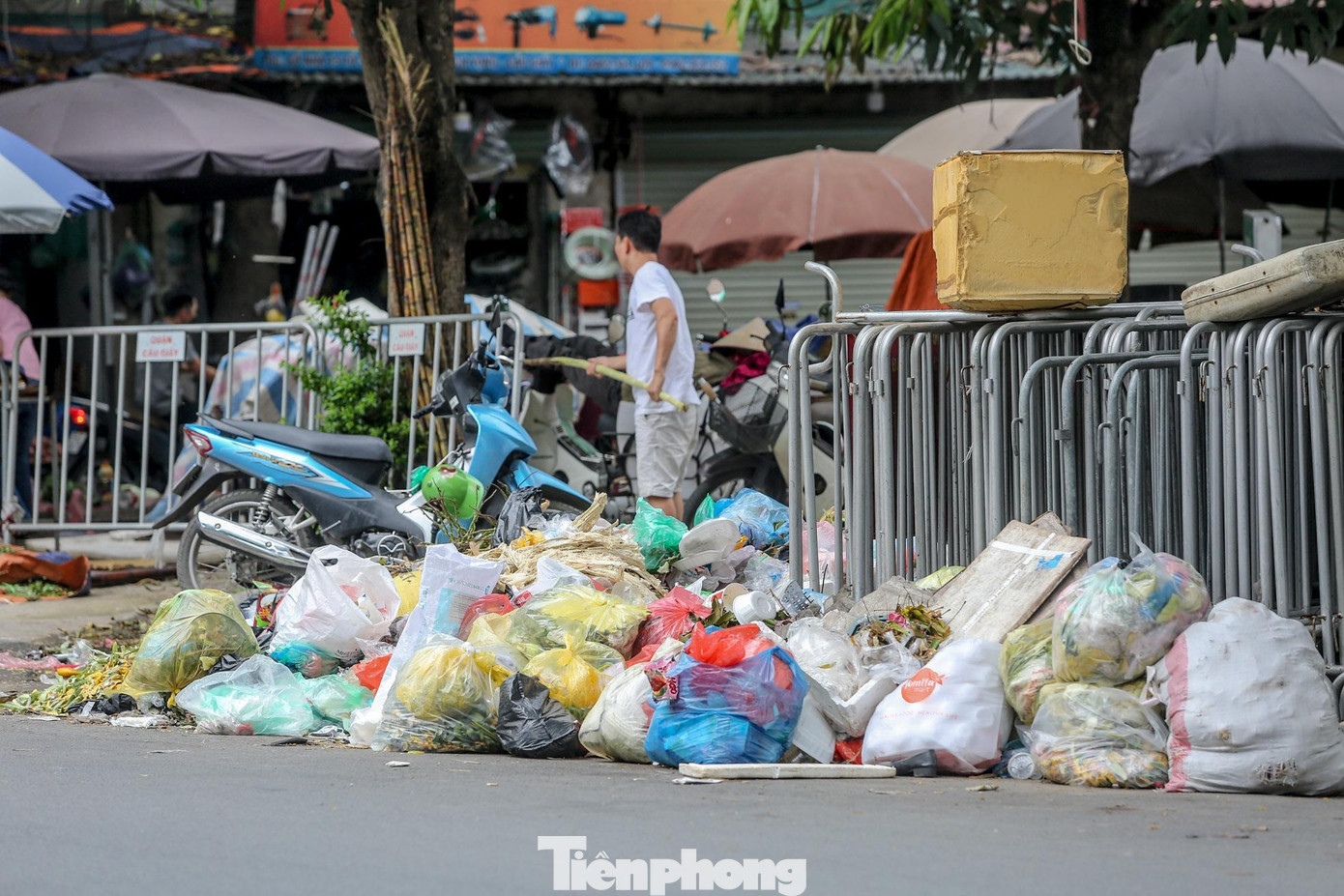 Rác thải sinh hoạt của người dân tập kết tại lòng đường mà không có ai xử lý.