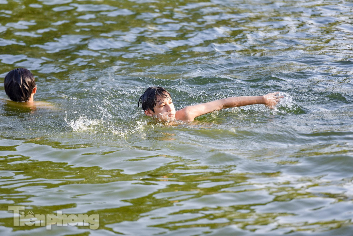 Nhiều em nhỏ thôn Dương Liễu thích thú bơi lội trong làn nước xanh mát.