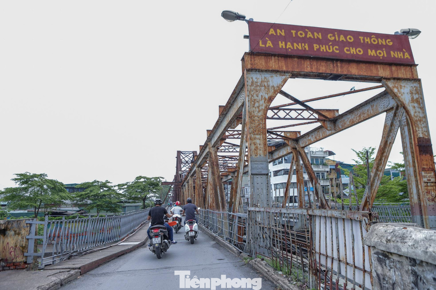 Theo lãnh đạo Công ty CP Đường sắt Hà Hải, đơn vị chưa tìm được nguyên nhân chính xác dẫn tới tấm đan của cầu bị thủng do không có camera. Đơn vị này cũng cho biết nguyên nhân có thể làm tấm đan mặt cầu bị thủng. Nhưng cơ bản vẫn là do kết cấu của cầu đã quá lâu năm và yếu.