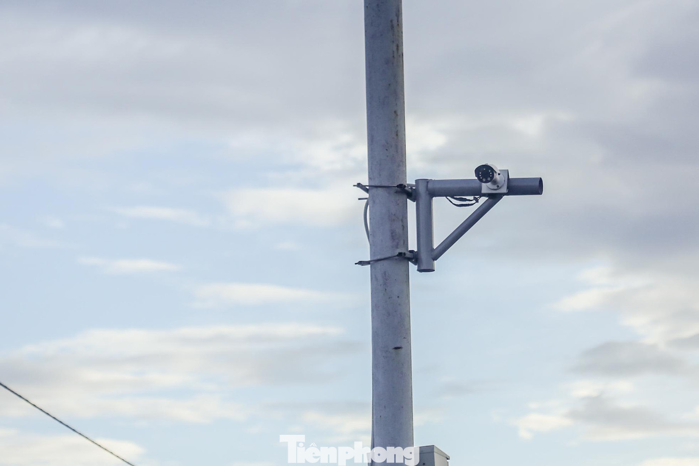 Ngay sau đó, đơn vị đã lắp đặt hàng loạt camera giám sát trên cầu để ghi hình những phương tiện bị cấm lên cầu nhưng vẫn ngang nhiên hoạt động