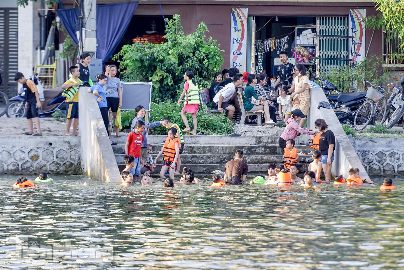 Ao làng Thiên có độ sâu từ 1 - 3 mét tùy vị trí. Hiện những ngày nắng nóng cao điểm, bể bơi này phục vụ miễn phí cho hàng trăm người bơi lội.