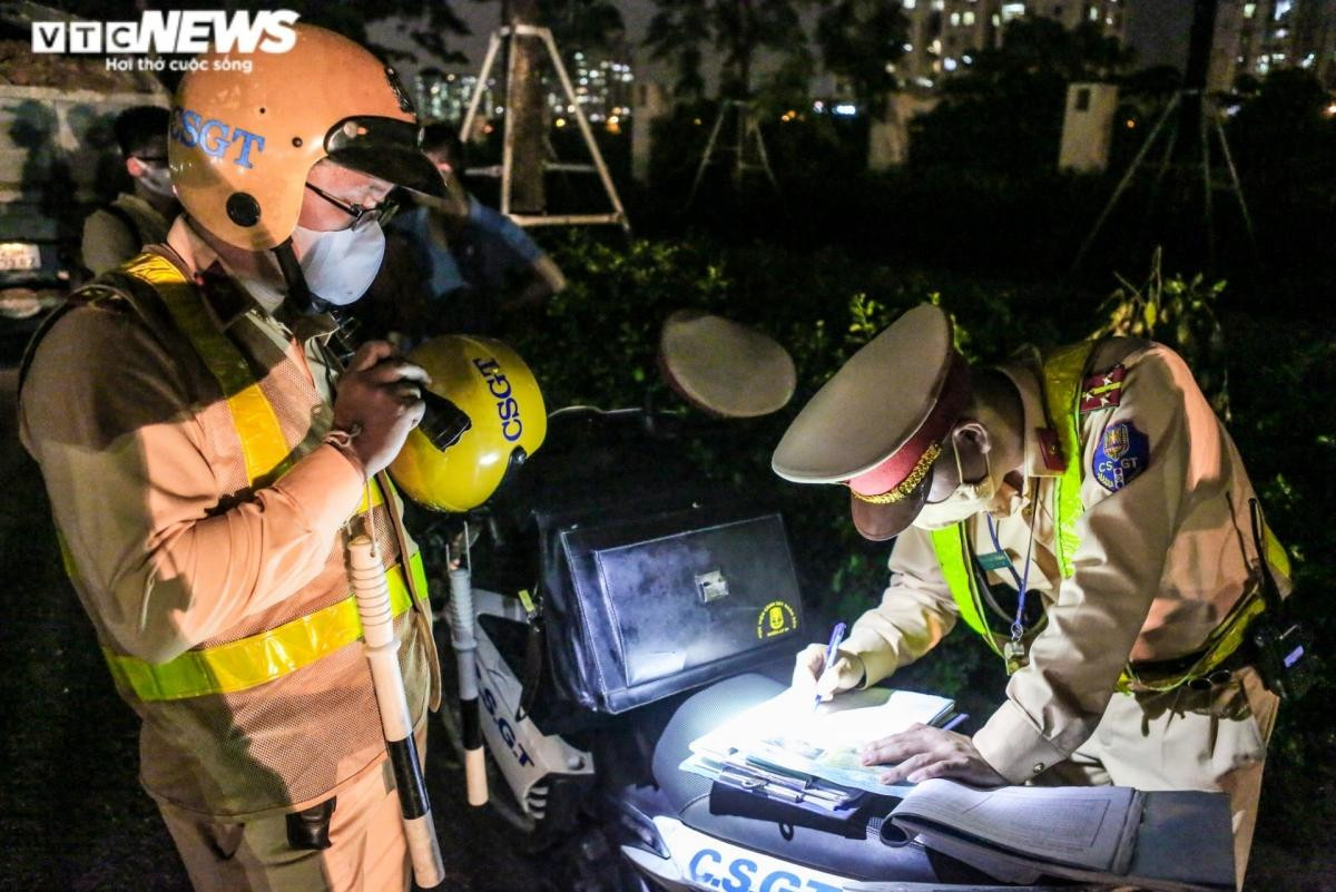 Các phương tiện bị xử phạt đều chở vật liệu xây dựng từ các bến, bãi ở khu vực đê sông Hồng thuộc địa bàn quận Bắc Từ Liêm, tỏa đi các công trình xây dựng. Để phát hiện các xe chở vật liệu xây dựng không che phủ bạt đầy đủ, lực lượng CSGT mất rất nhiều thời gian.